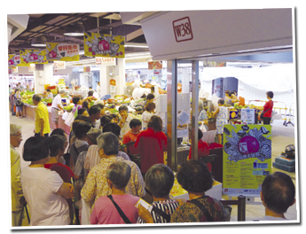 愛民街市的推廣活動浪接浪，場內消費氣氛大增。 The series of promotional events have encouraged spending in Oi Man Market. 
